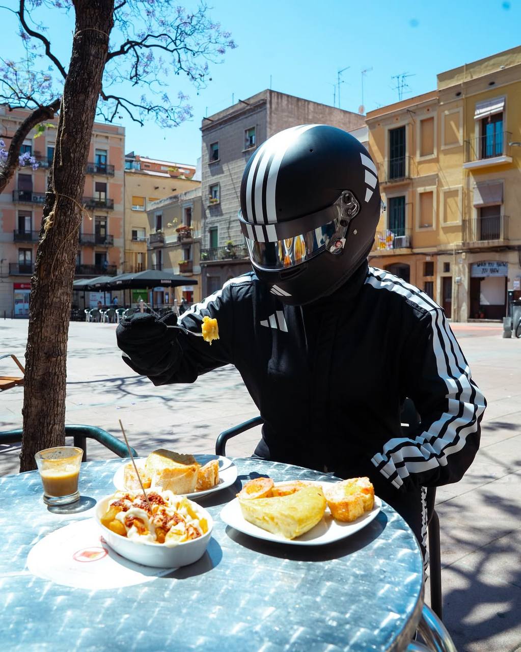 #Артем Разрывает шаблоны.
Скоро старт гран-при F1 в Испании. И adidas подчеркивает свое присутствие на турнире колоритной съемкой через разрыв шаблона | Сетка — социальная сеть от hh.ru