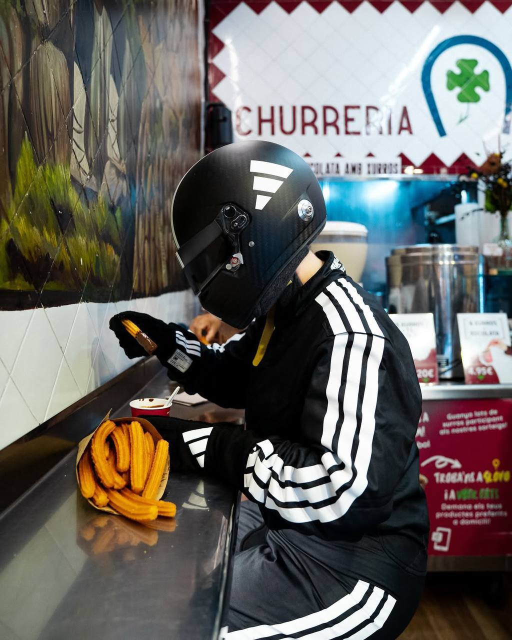 #Артем Разрывает шаблоны.
Скоро старт гран-при F1 в Испании. И adidas подчеркивает свое присутствие на турнире колоритной съемкой через разрыв шаблона | Сетка — социальная сеть от hh.ru