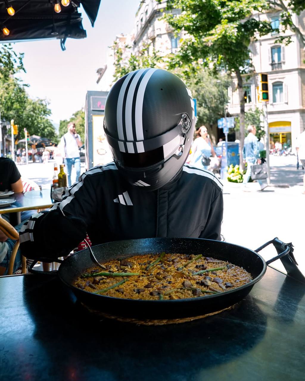 #Артем Разрывает шаблоны.
Скоро старт гран-при F1 в Испании. И adidas подчеркивает свое присутствие на турнире колоритной съемкой через разрыв шаблона | Сетка — социальная сеть от hh.ru