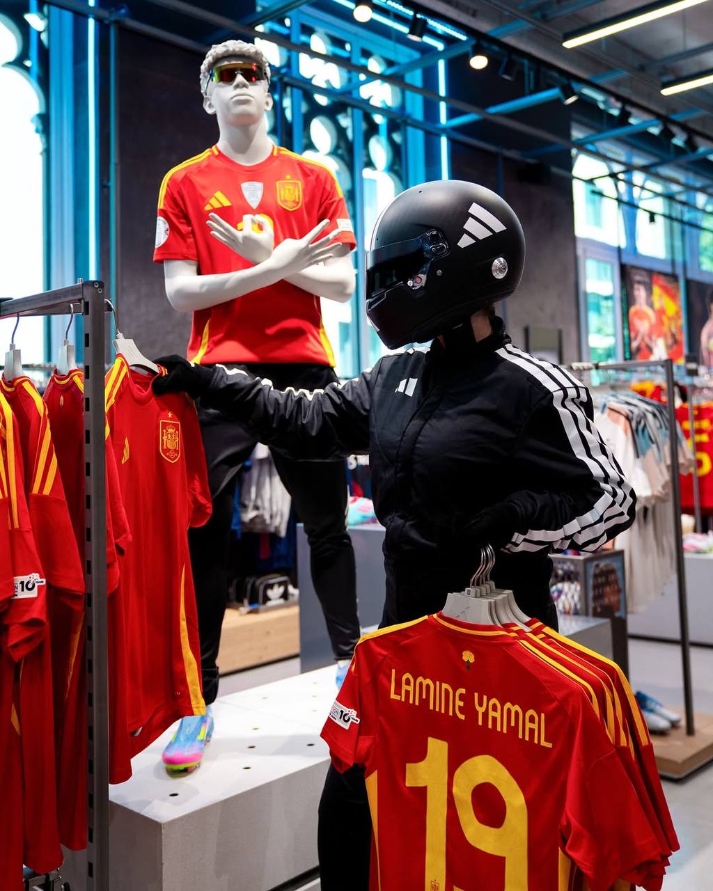 #Артем Разрывает шаблоны.
Скоро старт гран-при F1 в Испании. И adidas подчеркивает свое присутствие на турнире колоритной съемкой через разрыв шаблона | Сетка — социальная сеть от hh.ru