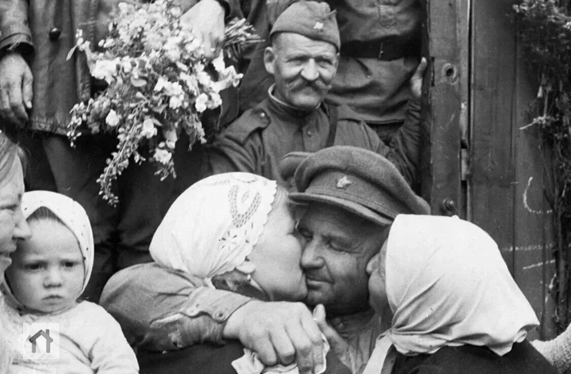 Утро победы восходит над землёй. Солнце победы освещает неизмеримые развалины недавно ещё цветущих стран, но освещает и первый скромный подорожник, расцветший на этих развалинах.
Жизнь победила | Сетка — социальная сеть от hh.ru