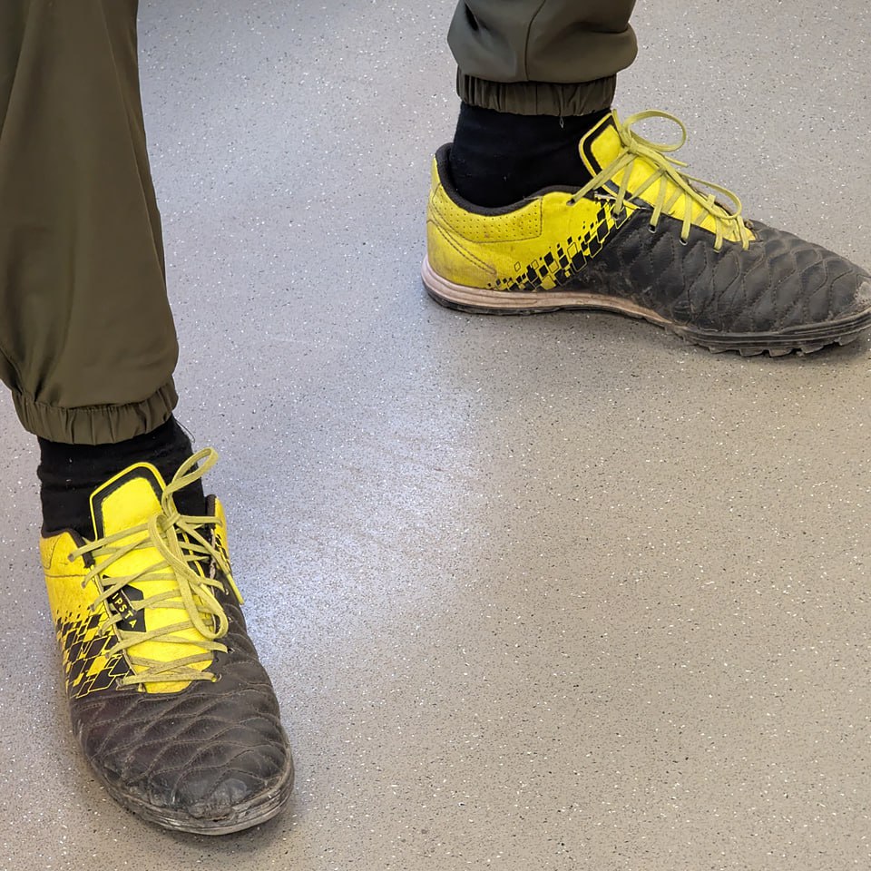 Заметный дизайн, а особенно клёвый переход от чёрного к жёлтому 👌
И это — KIPSTA 🇫🇷, бренд спортивной обуви, принадлежащий группе Decathlon, специализирующийся на продукции для командных видов спорта,... | Сетка — социальная сеть от hh.ru