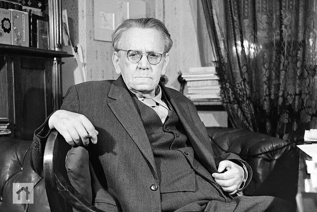 Самуил Маршак, проводив в эвакуацию жену и младшего сына, сам остался в Москве со своей старой многолетней секретаршей, немкой по происхождению | Сетка — социальная сеть от hh.ru