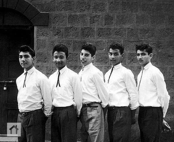 Цепь неудач.
Индийская школьная рок-группа The Hectics (Чахоточные), 1959г. Группа играла рок-н-ролл на школьных вечерах, танцах и юбилеях.
В центре подросток Фаррух Булсара из Занзибара | Сетка — социальная сеть от hh.ru