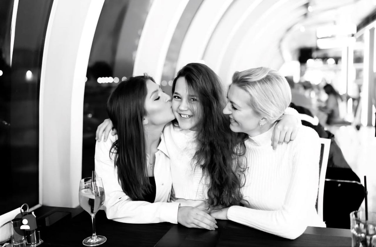 🎉 Личное, немного обо мне 👪
Сегодня особенный день — Международный день защиты детей! 👦👧
Хочу поделиться радостью о своих замечательных дочках, которые, на первый взгляд, такие разные, но в то же врем... | Сетка — социальная сеть от hh.ru