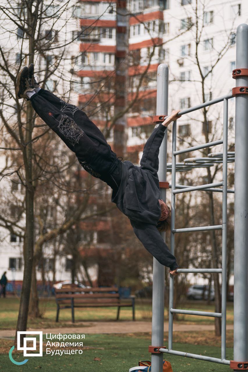 Спорт для всех: вдохновляемся на примере коллег! 🏋️‍♂️
В ЦАБ мы не только работаем с полной отдачей, но и знаем толк в здоровом образе жизни! ✨
Возьмите, к примеру, нашего видеомейкера Архипа | Сетка — социальная сеть от hh.ru