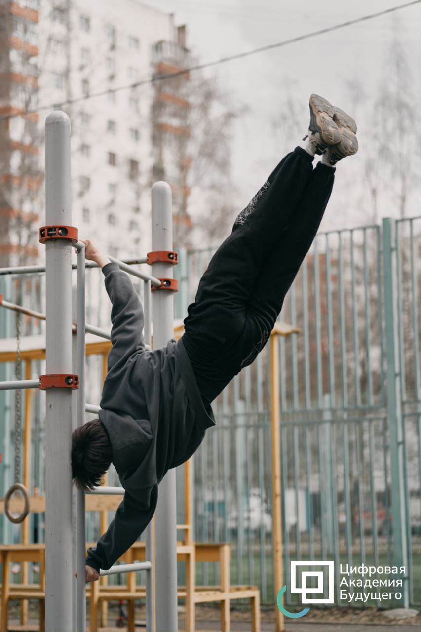 Спорт для всех: вдохновляемся на примере коллег! 🏋️‍♂️
В ЦАБ мы не только работаем с полной отдачей, но и знаем толк в здоровом образе жизни! ✨
Возьмите, к примеру, нашего видеомейкера Архипа | Сетка — социальная сеть от hh.ru