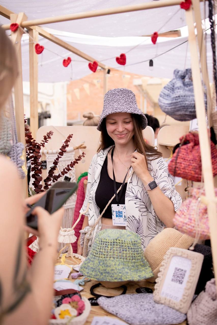 🛍️ Bardak fest пройдет на Хлебозаводе
7 и 8 июня 12:00-21:00
Большой маркет с 100+ локальными брендами.
Можно обновить гардероб, найти необычные украшения, посуду, вещи для дома | Сетка — социальная сеть от hh.ru