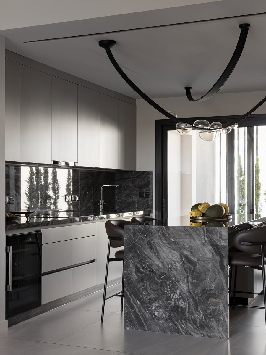 Столовая на балконе, гардероб вместо санузла и другие оригинальные и функциональные решения в проекте дизайнера Ольги Гусаровой. Смотрите на сайте wajournal.ru
Автор проекта: дизайнер Ольга Гусарова | Сетка — социальная сеть от hh.ru