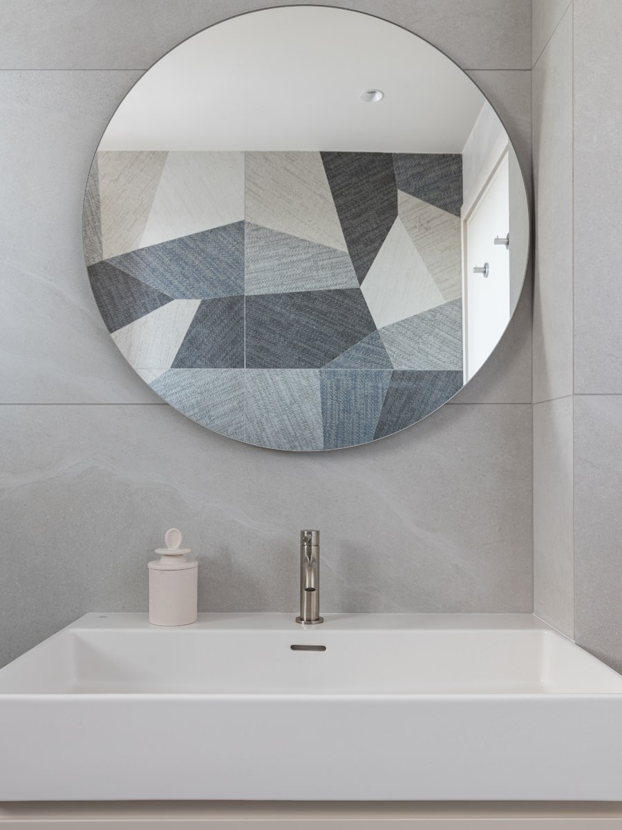 Столовая на балконе, гардероб вместо санузла и другие оригинальные и функциональные решения в проекте дизайнера Ольги Гусаровой. Смотрите на сайте wajournal.ru
Автор проекта: дизайнер Ольга Гусарова | Сетка — социальная сеть от hh.ru