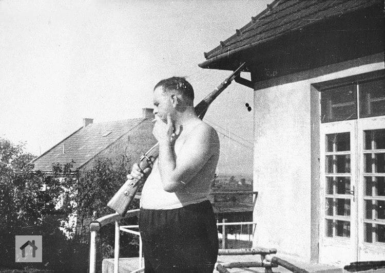 На фото комендант концлагеря Амон Гёт на балконе своей виллы готовится стрелять из винтовки по заключенным
Был арестован американскими войсками в 1945г | Сетка — социальная сеть от hh.ru
