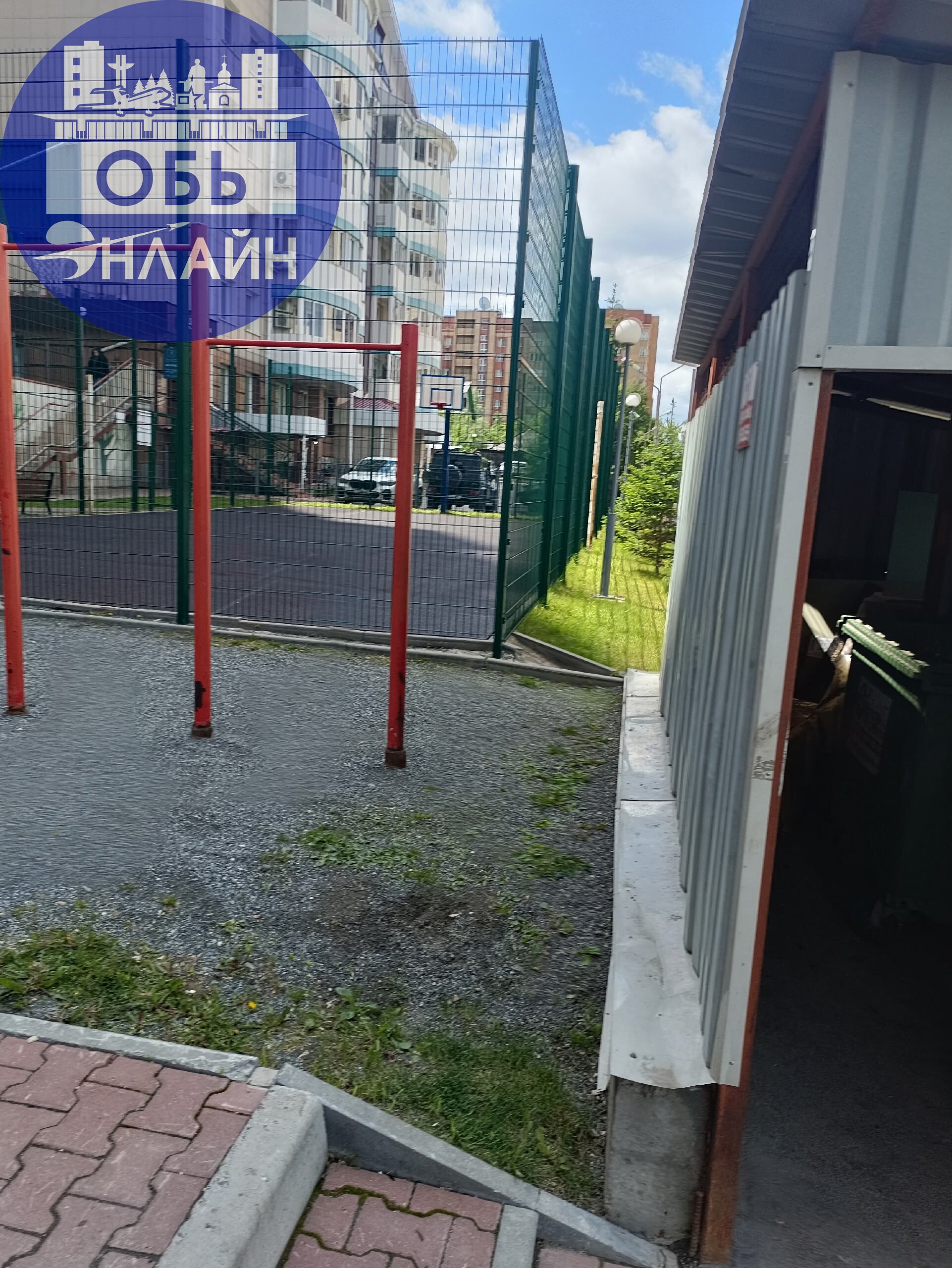 ↗ Это в самом хреновом районе города Новосибирска УК учитесь как надо устанавливать мусорные баки а вы их просто кинули куда не попался Сах вообще ох,,,,,,ий баки опустошил что упало им похрен кто это... | Сетка — социальная сеть от hh.ru