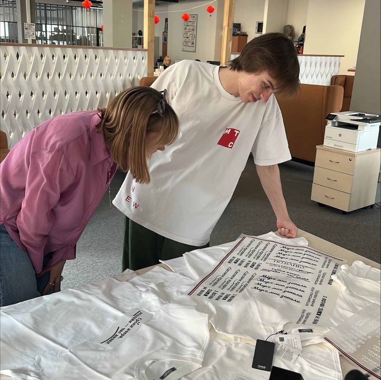 Создай свою фирменную футболку у нас в офисе!🚀
Мы сделали то, что никто не делал раньше! Теперь после деловой встречи вы можете своими руками создать уникальную футболку с помощью термотрансфера и уне... | Сетка — социальная сеть от hh.ru