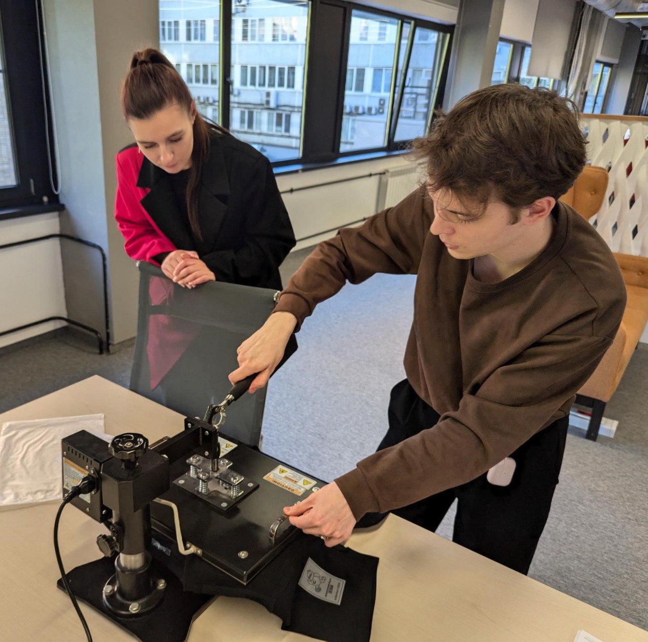 Создай свою фирменную футболку у нас в офисе!🚀
Мы сделали то, что никто не делал раньше! Теперь после деловой встречи вы можете своими руками создать уникальную футболку с помощью термотрансфера и уне... | Сетка — социальная сеть от hh.ru