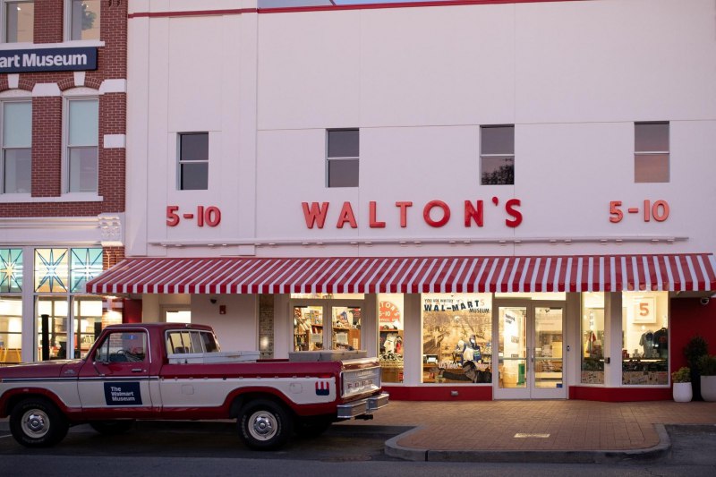 Explore Sam Walton’s Legacy At The Newly Reopened Walmart Museum
Sam Walton’s truck sits outside his first store in Bentonville, Arkansas, now the Walmart Museum, and harks backs to the time before hi... | Сетка — социальная сеть от hh.ru