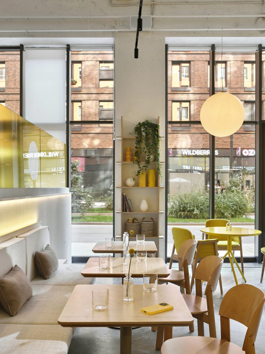 Минималистичный интерьер кафе и кондитерского цеха в жизнерадостной цветовой гамме по проекту студии Zernoburo. Смотрите на сайте wajournal | Сетка — социальная сеть от hh.ru