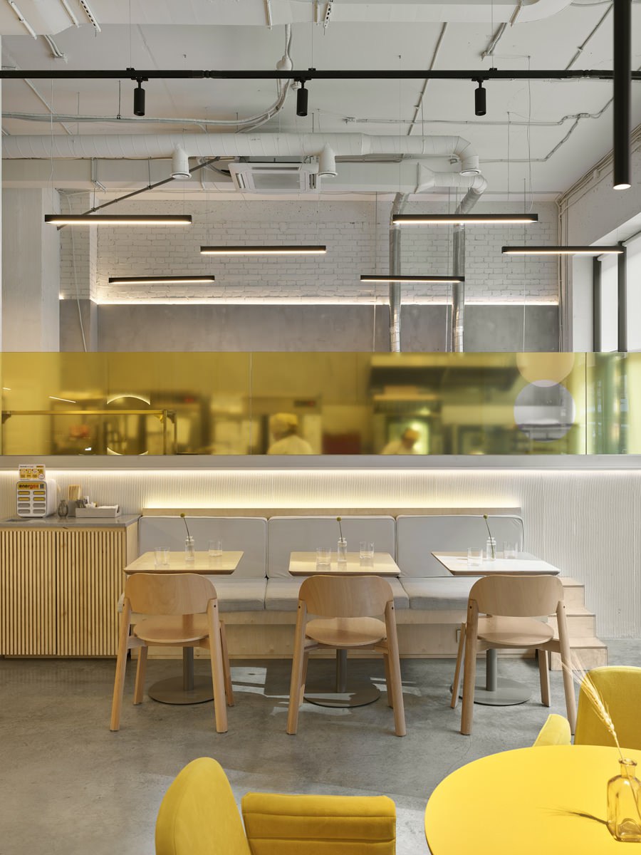 Минималистичный интерьер кафе и кондитерского цеха в жизнерадостной цветовой гамме по проекту студии Zernoburo. Смотрите на сайте wajournal | Сетка — социальная сеть от hh.ru