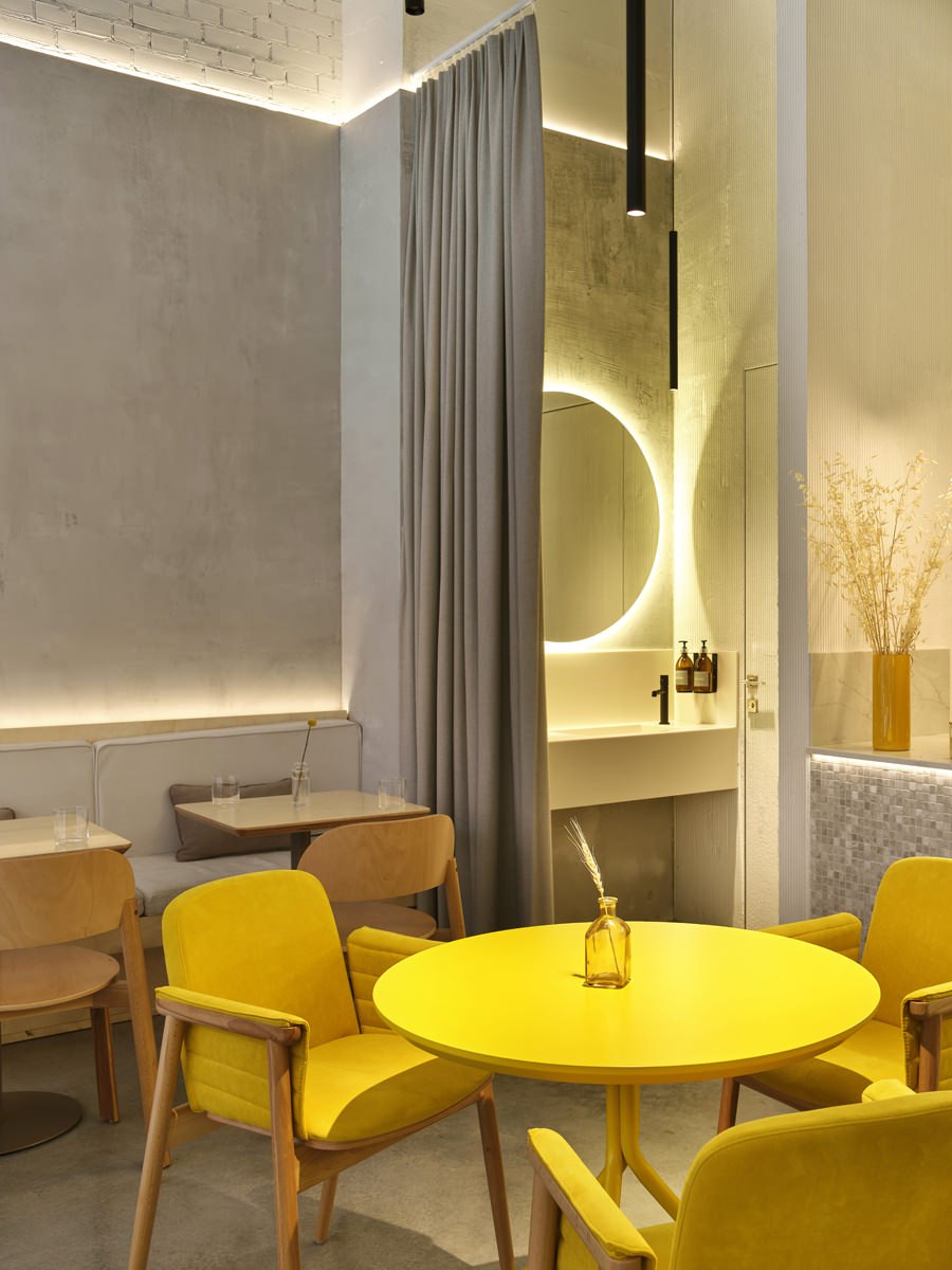 Минималистичный интерьер кафе и кондитерского цеха в жизнерадостной цветовой гамме по проекту студии Zernoburo. Смотрите на сайте wajournal | Сетка — социальная сеть от hh.ru