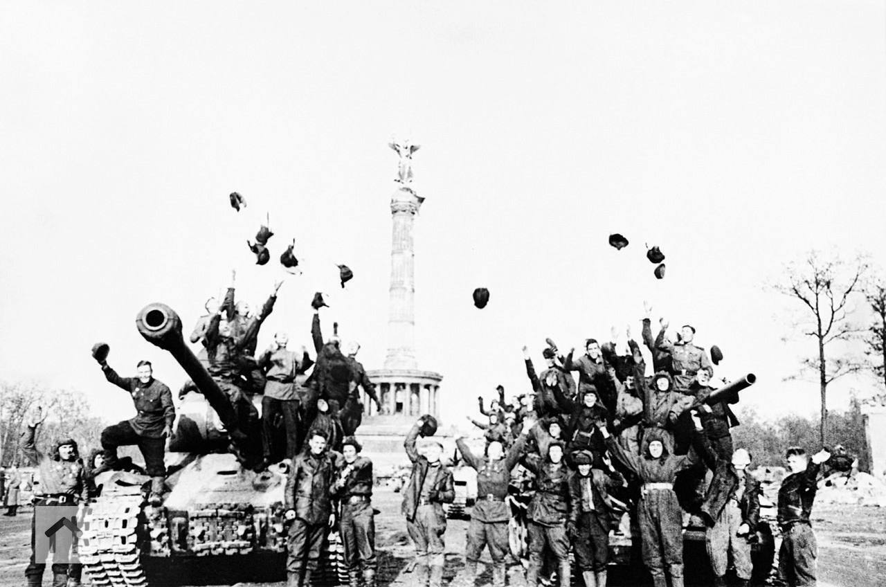 Советские танкисты на ИС-2 и Т-34 радуются Победе. Берлин, 9 мая 1945 год | Сетка — социальная сеть от hh.ru