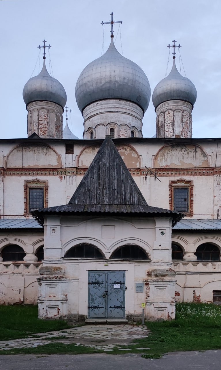 На прошлой неделе я триповал по разным городам и кой-чего назамечал.
В Калининграде на каменные постаменты водрузили не привычных сфинксов, львов или коней, а морских животных | Сетка — социальная сеть от hh.ru
