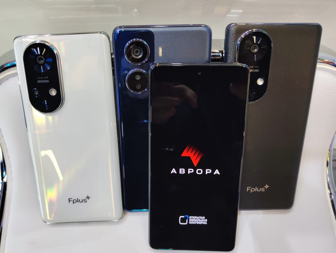 Fplus показала на ЦИПР 2025 новую линейку корпоративных смартфонов
— Мицар: старшая модель, Amoled-экран 6,78” (FHD+), основная камера 108 Мп, фронтальная 32 Мп, оперативной памятью 12 Гб, быстрая зар... | Сетка — социальная сеть от hh.ru
