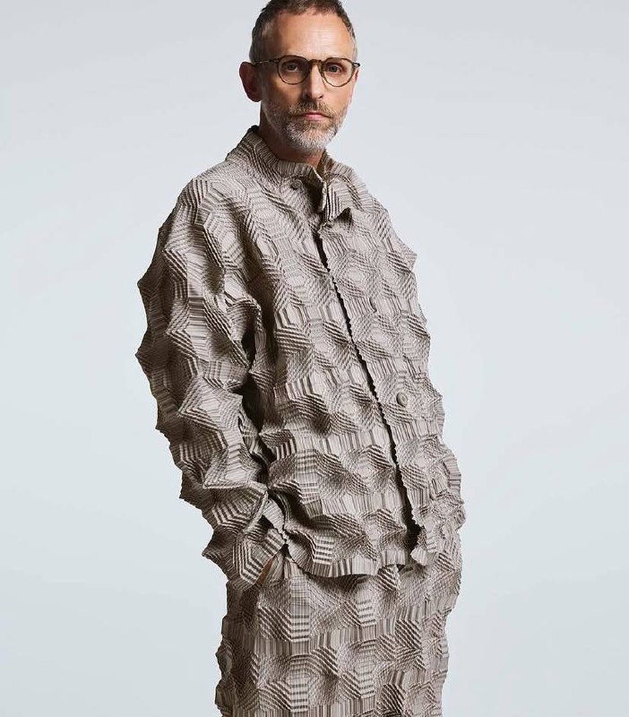 Минималистично геометричное #вдохновение от #IsseyMiyake 🤩
Моя мечта - заполучить сумочку #baobao и часы серии “f” с 24-часовым циферблатом 🥹
// шмот, конечно же, хочу просто весь 😂
#fashion #pleats #... | Сетка — социальная сеть от hh.ru