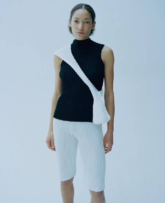 Минималистично геометричное #вдохновение от #IsseyMiyake 🤩
Моя мечта - заполучить сумочку #baobao и часы серии “f” с 24-часовым циферблатом 🥹
// шмот, конечно же, хочу просто весь 😂
#fashion #pleats #... | Сетка — социальная сеть от hh.ru