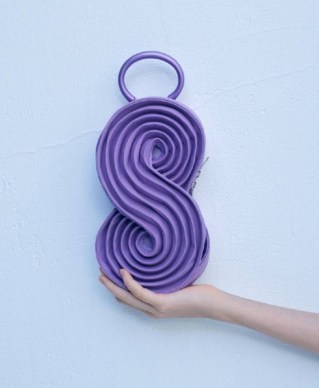 Минималистично геометричное #вдохновение от #IsseyMiyake 🤩
Моя мечта - заполучить сумочку #baobao и часы серии “f” с 24-часовым циферблатом 🥹
// шмот, конечно же, хочу просто весь 😂
#fashion #pleats #... | Сетка — социальная сеть от hh.ru