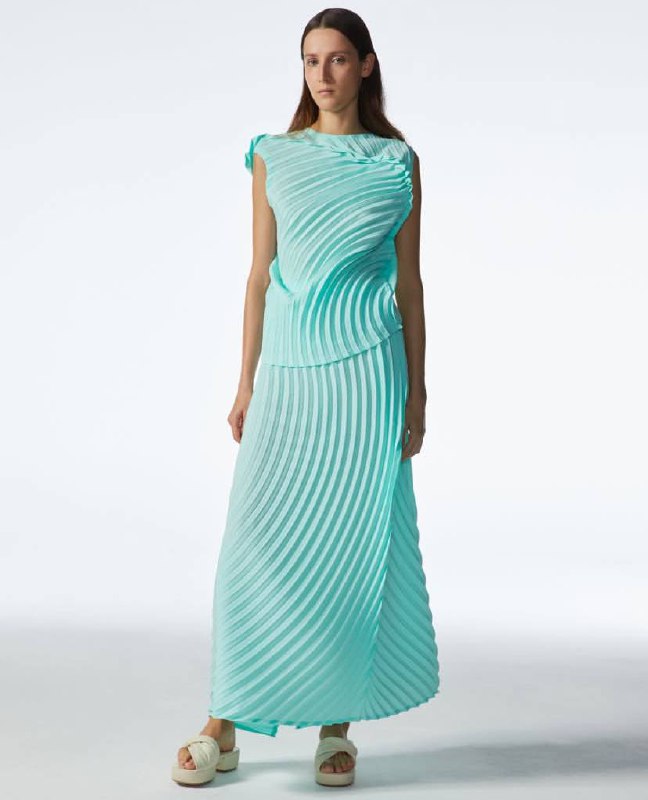 Минималистично геометричное #вдохновение от #IsseyMiyake 🤩
Моя мечта - заполучить сумочку #baobao и часы серии “f” с 24-часовым циферблатом 🥹
// шмот, конечно же, хочу просто весь 😂
#fashion #pleats #... | Сетка — социальная сеть от hh.ru
