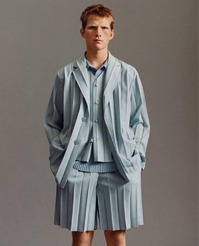 Минималистично геометричное #вдохновение от #IsseyMiyake 🤩
Моя мечта - заполучить сумочку #baobao и часы серии “f” с 24-часовым циферблатом 🥹
// шмот, конечно же, хочу просто весь 😂
#fashion #pleats #... | Сетка — социальная сеть от hh.ru