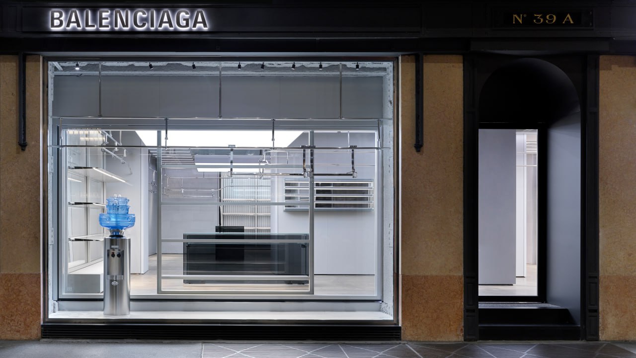 Зачем Balenciaga делает фонтаны из кулеров? ⭐️
Инициатива Balenciaga «Art in Stores» — это долгосрочный проект модного дома, в рамках которого художники создают уникальные инсталляции для бутиков брен... | Сетка — социальная сеть от hh.ru