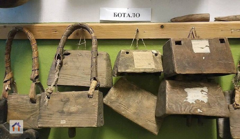 Что значит «бОтало»?
Бóтало — это деревянный колокольчик для коровы или лошади, сделанный из цельной доски.
Для ботала не важна была такая же мелодичность, как для обычного колокольчика | Сетка — социальная сеть от hh.ru