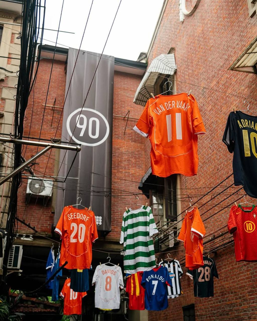 #Артем Вспомнил – прослезился.
Nike в Шанхае открыл pop-up пространство с ностальгией по культовым футбольным коллекциям 2000-х | Сетка — социальная сеть от hh.ru