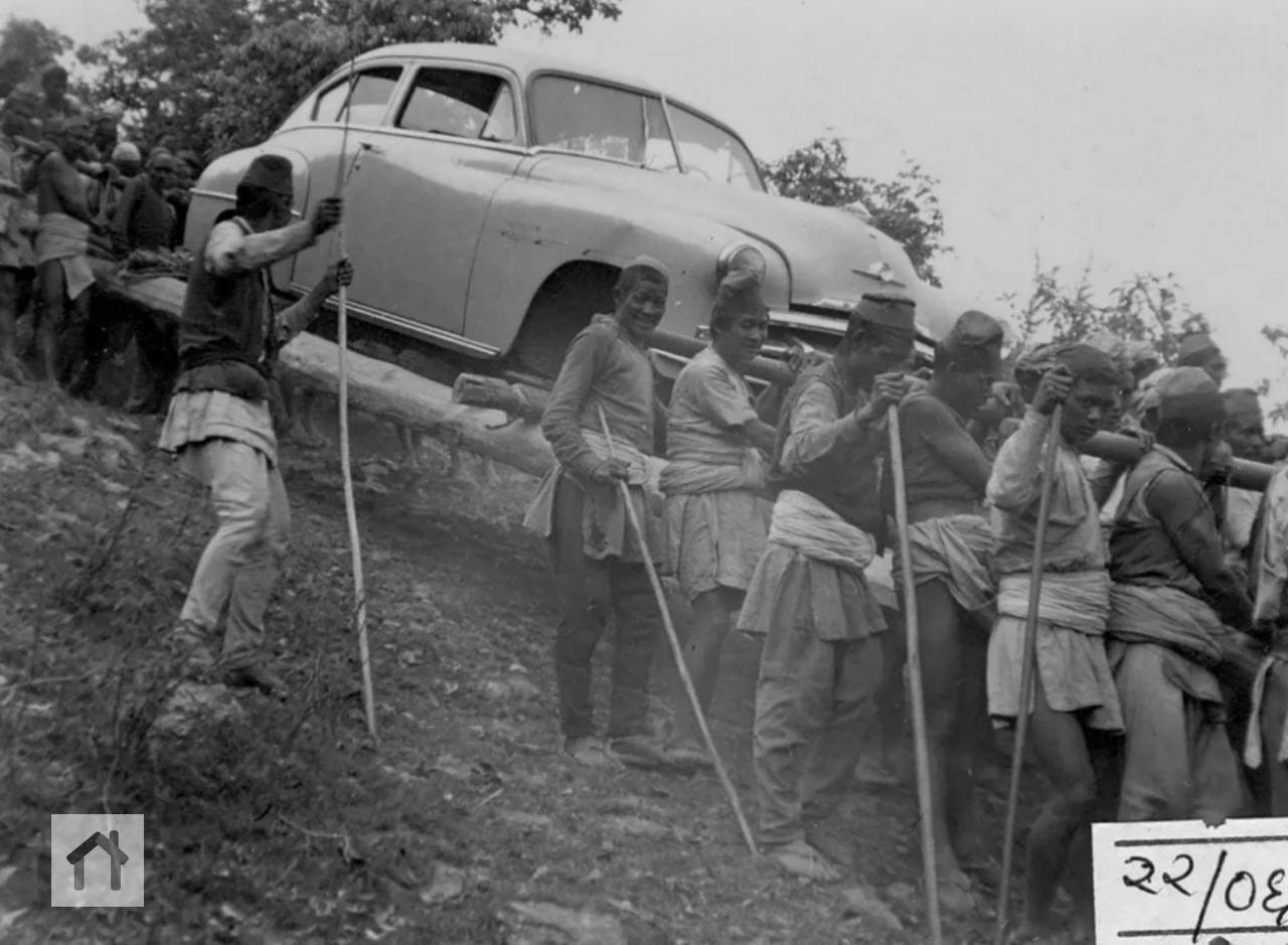 На этих фотографиях 1939 года, запечатлена доставка подарка Адольфа Гитлера своему "приятелю" королю Непала - Трибхувану | Сетка — социальная сеть от hh.ru