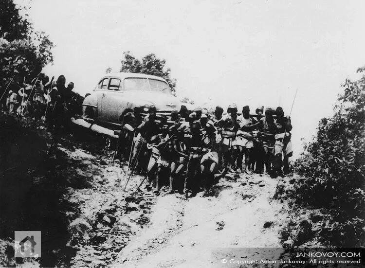 На этих фотографиях 1939 года, запечатлена доставка подарка Адольфа Гитлера своему "приятелю" королю Непала - Трибхувану | Сетка — социальная сеть от hh.ru