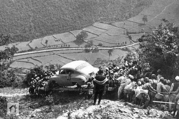 На этих фотографиях 1939 года, запечатлена доставка подарка Адольфа Гитлера своему "приятелю" королю Непала - Трибхувану | Сетка — социальная сеть от hh.ru