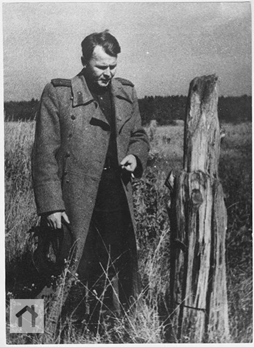 Поэт Александр Твардовский на пепелище родного дома.
(Фото: В. Аркашев, 1943 г., Смоленская обл., дер. Сельцо, хутор Загорье) | Сетка — социальная сеть от hh.ru