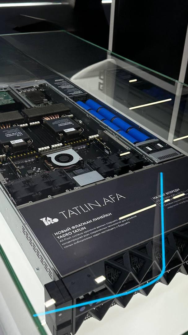 YADRO представила на ЦИПР 2025 первую отечественную СХД класса All-NVMe — TATLIN.AFA
СХД полностью разработана и произведена в России | Сетка — социальная сеть от hh.ru