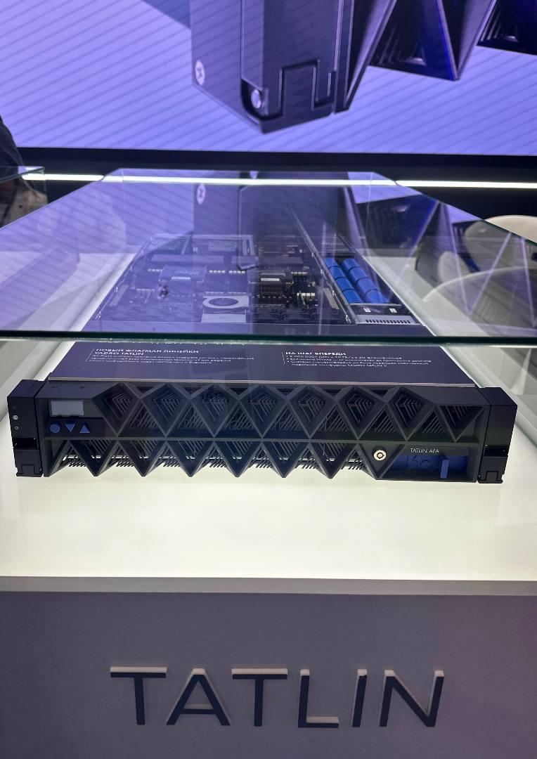 YADRO представила на ЦИПР 2025 первую отечественную СХД класса All-NVMe — TATLIN.AFA
СХД полностью разработана и произведена в России | Сетка — социальная сеть от hh.ru
