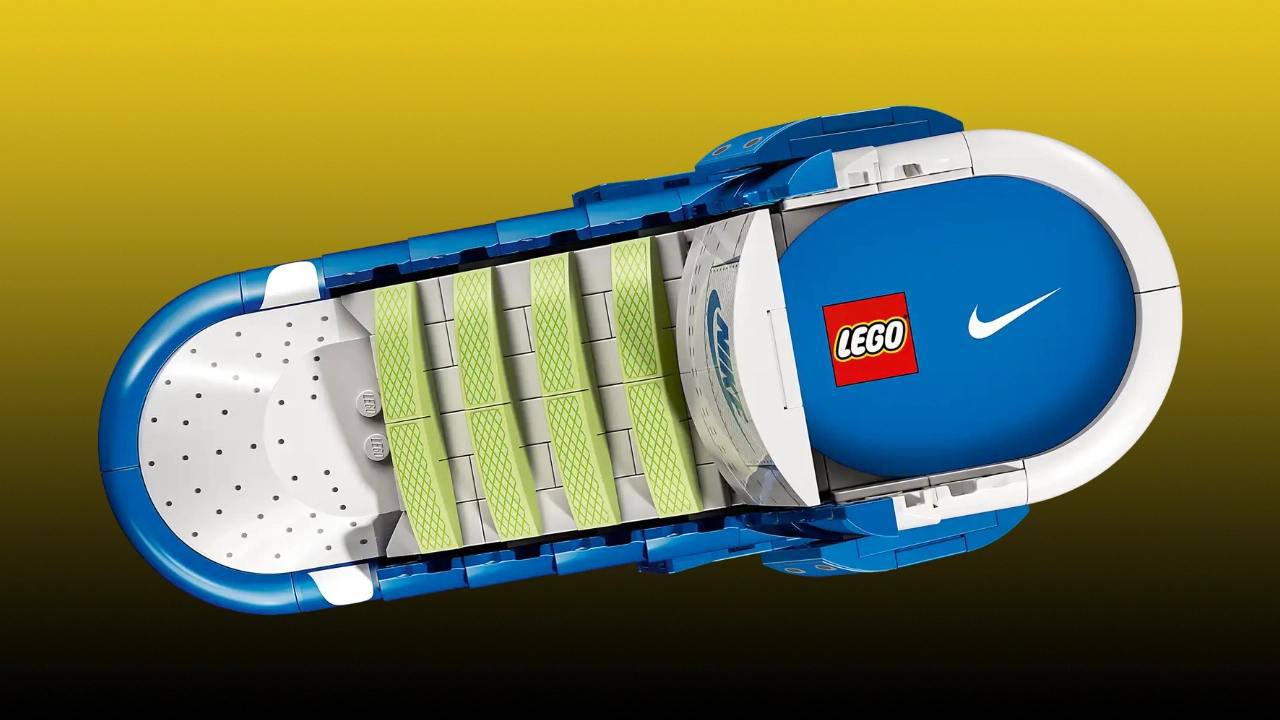Lego и Nike выпустили свой первый совместный набор в рамках своего долгосрочного сотрудничества. Пробой пера стал конструктор для сборки легендарной баскетбольной модели Nike Dunk из 1180 деталей | Сетка — социальная сеть от hh.ru