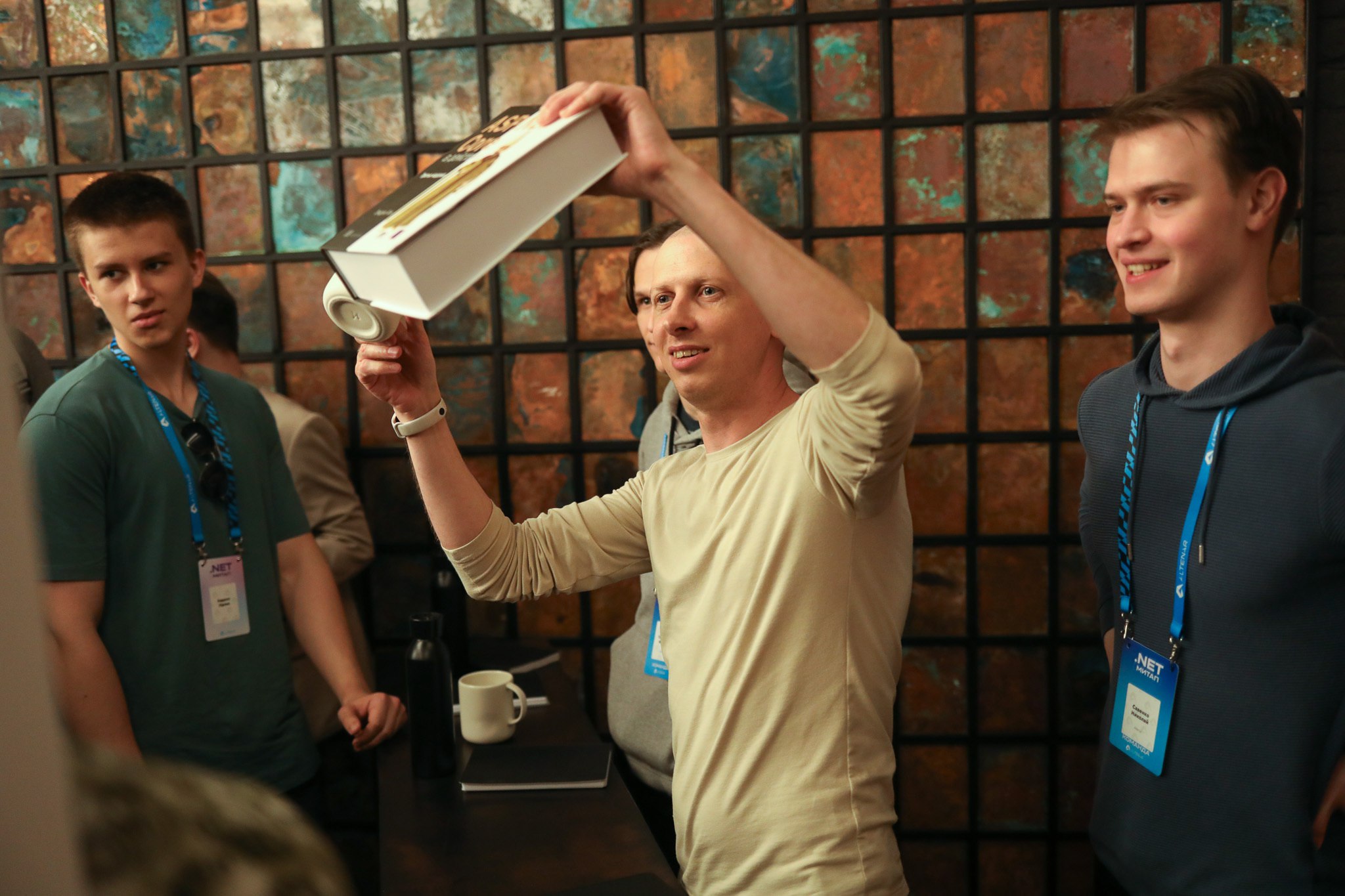 📸 SpbDotNet №110 завершился — делимся фотографиями. Чтобы погрузиться в атмосферу питерского митапа, переходите в альбом.
А уже в эту пятницу отправляемся во Владимир, где пройдёт Tech Talk #30 | Сетка — социальная сеть от hh.ru