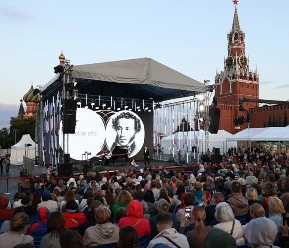 узнала, что сегодня открывается книжный фестиваль "Красная площадь" и полезла смотреть программу
и НИЧЕГО меня не зацепило, НИЧЕГО
а вы что скажете? | Сетка — социальная сеть от hh.ru