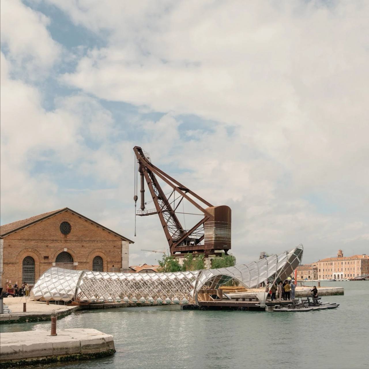 Porsche установил 37-метровую инсталляцию на Венецианской архитектурной биеннале | Сетка — социальная сеть от hh.ru
