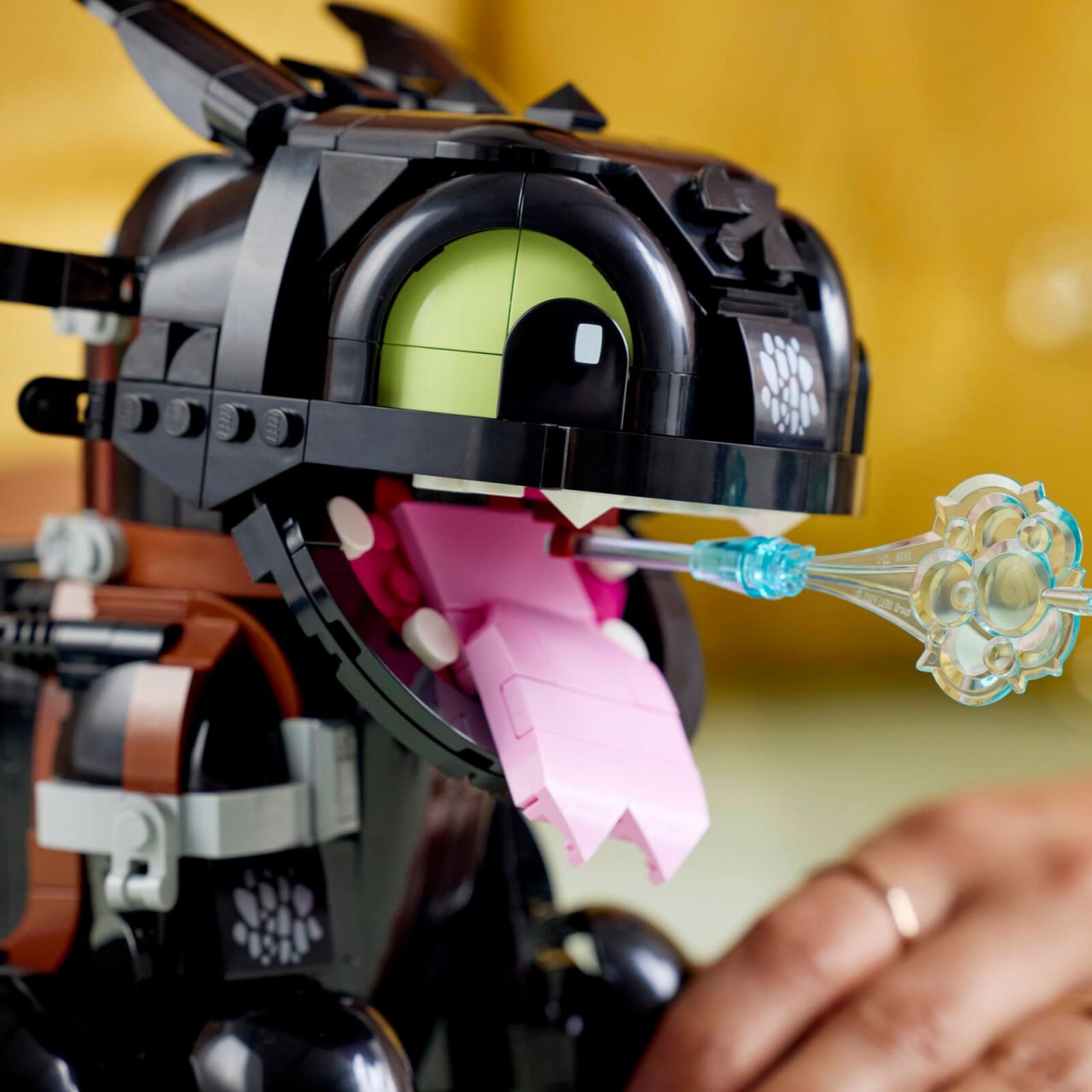 Lego выпустит Беззубика к релизу фильма «Как приручить дракона»! Набор из 784 деталей поступит в продажу с 1 июля и будет стоить $70.
Не смог приручить — хотя бы собери 🫡 | Сетка — социальная сеть от hh.ru