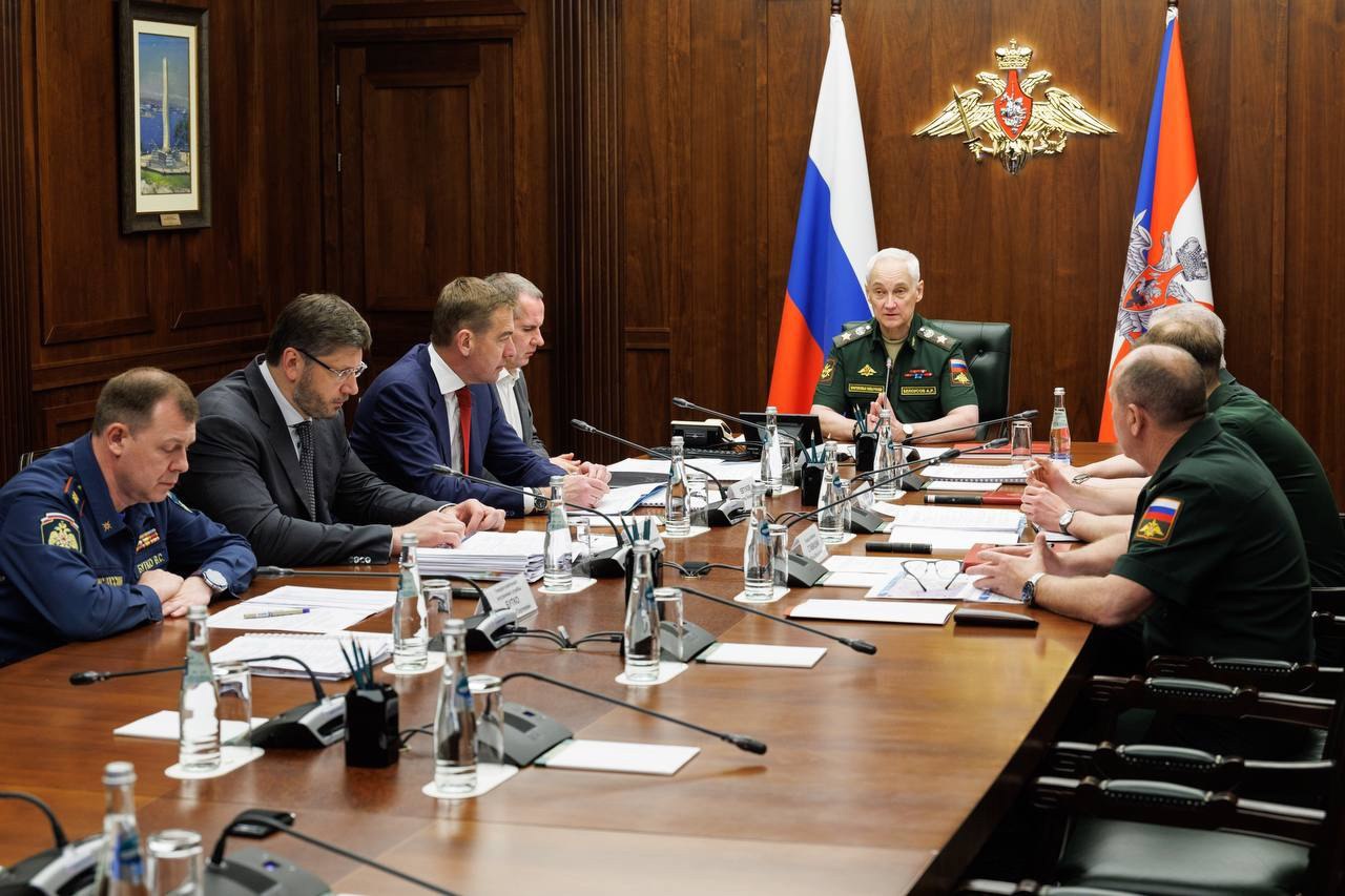 Состоялось совещание по вопросу разминирования и последующего восстановления объектов жилья и инфраструктуры в приграничных территориях
Совещание провел Министр обороны РФ Андрей Белоусов, в совещании... | Сетка — социальная сеть от hh.ru