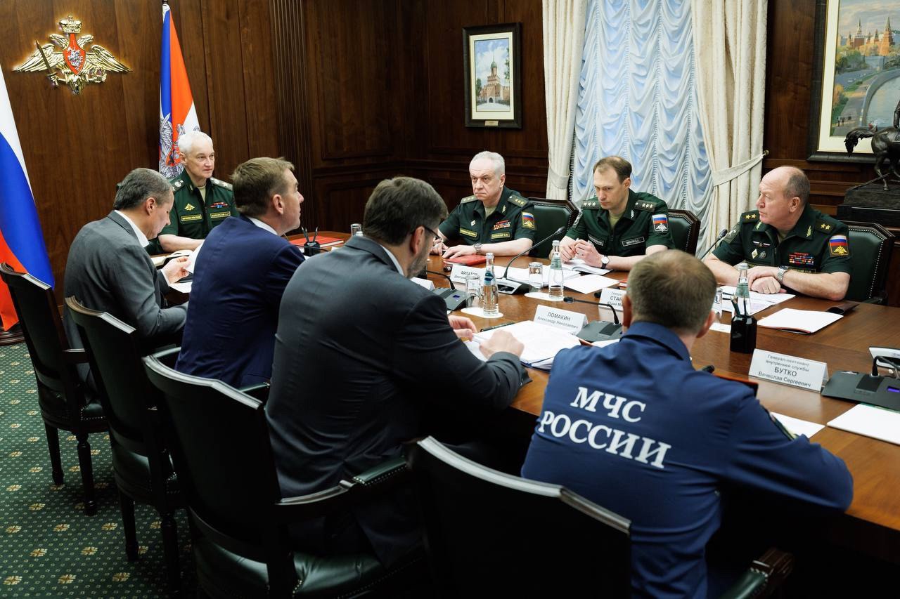 Состоялось совещание по вопросу разминирования и последующего восстановления объектов жилья и инфраструктуры в приграничных территориях
Совещание провел Министр обороны РФ Андрей Белоусов, в совещании... | Сетка — социальная сеть от hh.ru