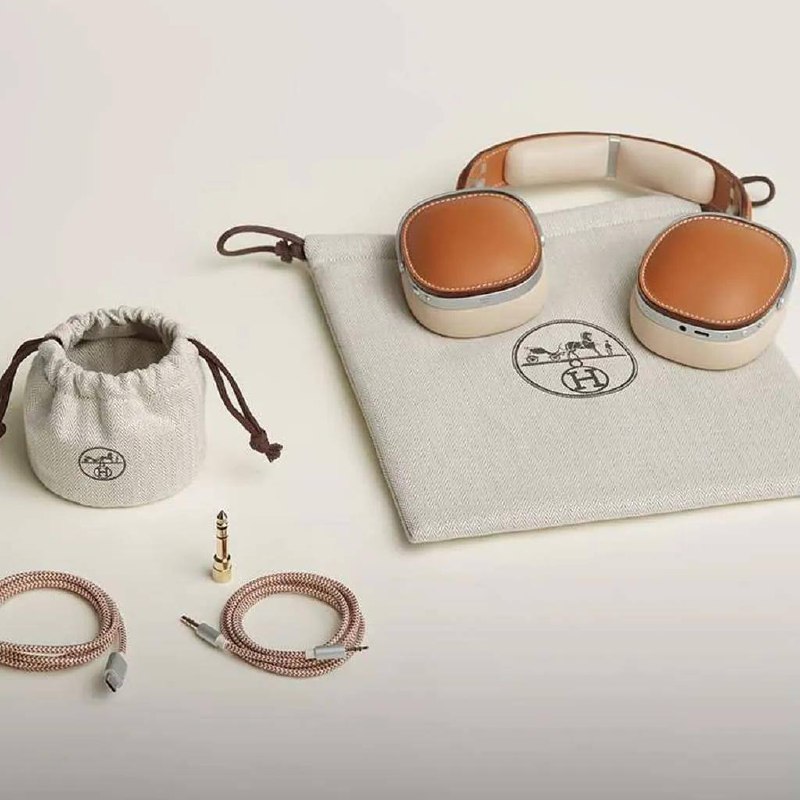 15 000 долларов (1 174 350 рублей)
Именно столько стоят наушники от бренда Hermes.
Можно бесконечно спорить, что формирует стоимость таких продуктов: ручная сборка, телячья кожа, высокие технологии | Сетка — социальная сеть от hh.ru