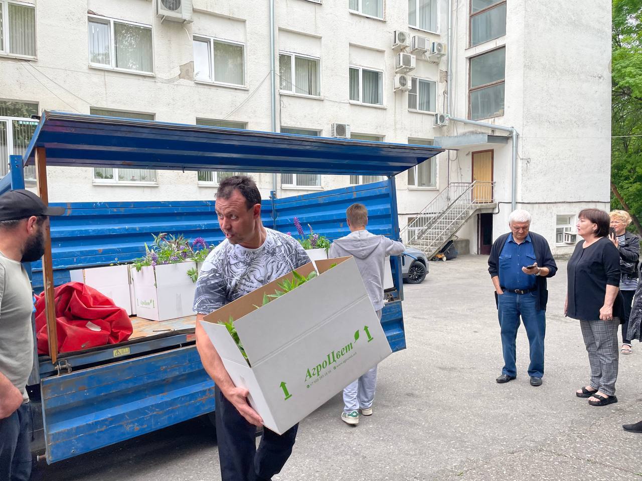 🪻Более 1000 цветов высадят жители Кисловодска в своих дворах
В Кисловодске действует программа «Цветы у дома твоего» | Сетка — социальная сеть от hh.ru