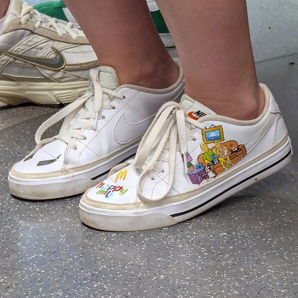 НайкоСимпсоны + Хэппимил ✨ — привет!! 
Не спрашивайте, не знаю 🤔
И о погоде 🌤
Сегодня в Москве малооблачно
Утром +20 ☀️
Днём +25 ☀️
Вечером +24 ☀️
#обувь #июнь #2025г #ногимосковскогометро #NMMetro #м... | Сетка — социальная сеть от hh.ru