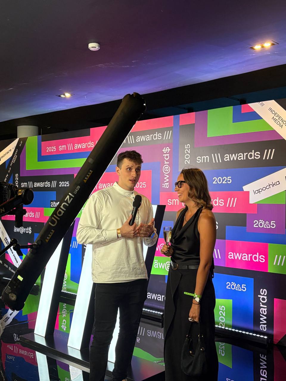 Коллеги, details 💅
А у нас потихоньку начинается вечер третьего дня SM Awards Ceremony. Еда, напитки — на месте, гости — постепенно заполняют зал | Сетка — социальная сеть от hh.ru